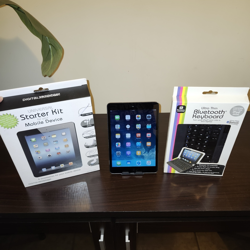 Apple iPad Mini 1st Generation 16GB, Wi-Fi With  Keyboard And Accessory Kit